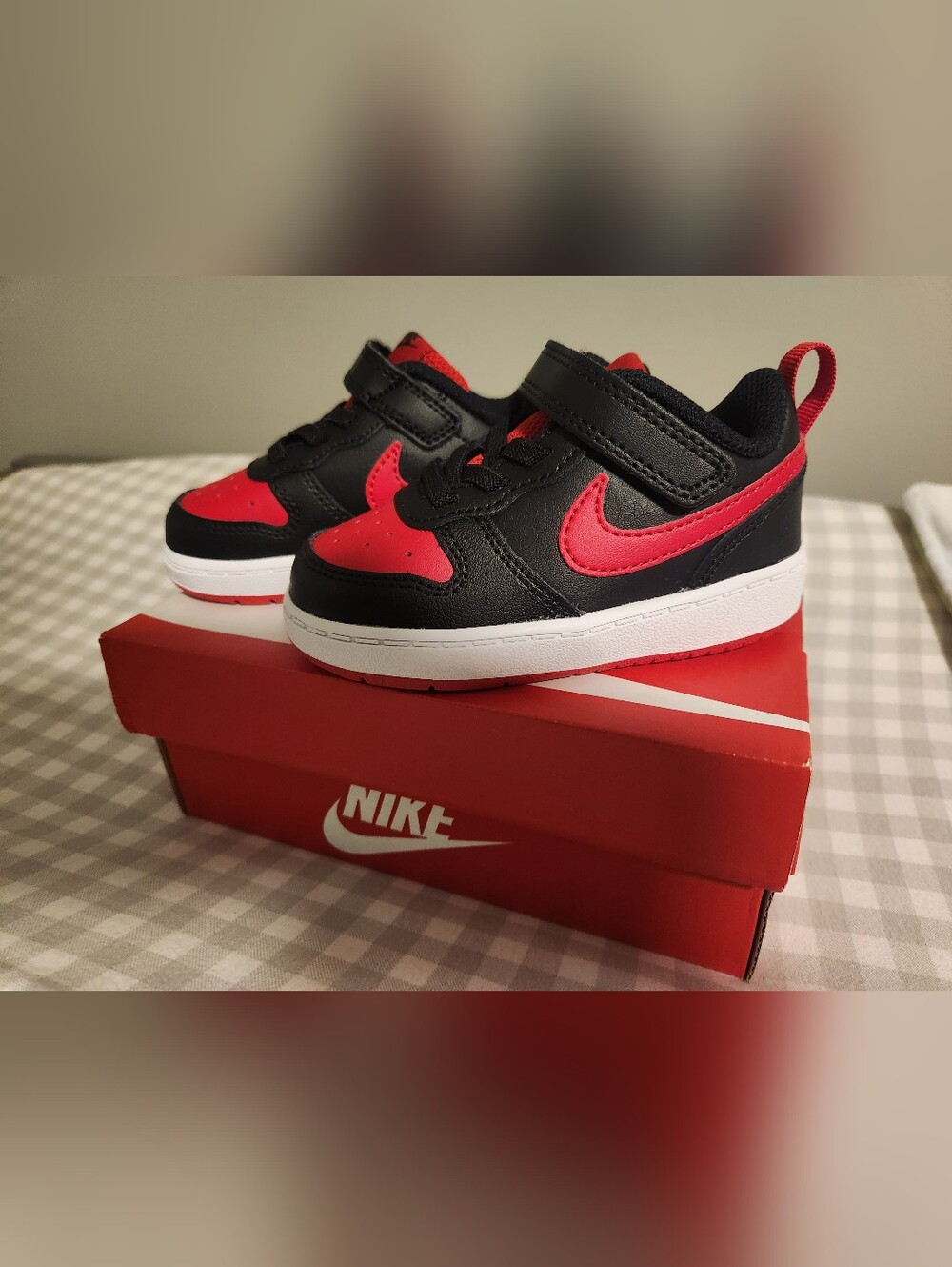 Nike Kids Black & Red Velcro Low-Top Sneakers